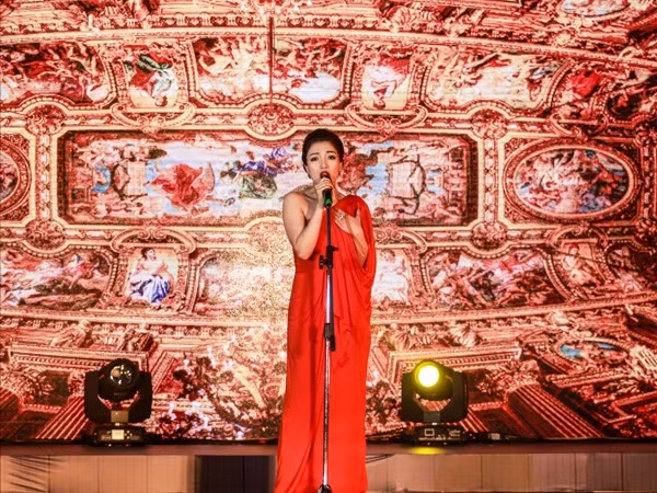 Chiều Xuân, Phạm Thu Hà lộng lẫy giữa mùa Đông “Paris In Love” ảnh 1