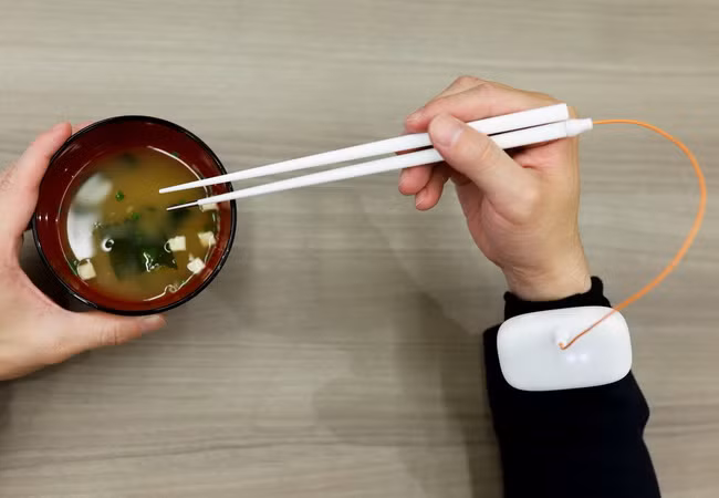 Nhật Bản phát triển đũa điện tử tăng vị mặn để giảm muối trong đồ ăn ảnh 1