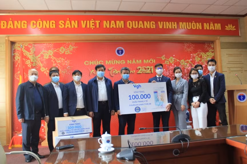 Bộ Y tế tiếp nhận 100.000 khẩu trang y tế để chống dịch COVID-19 ảnh 2