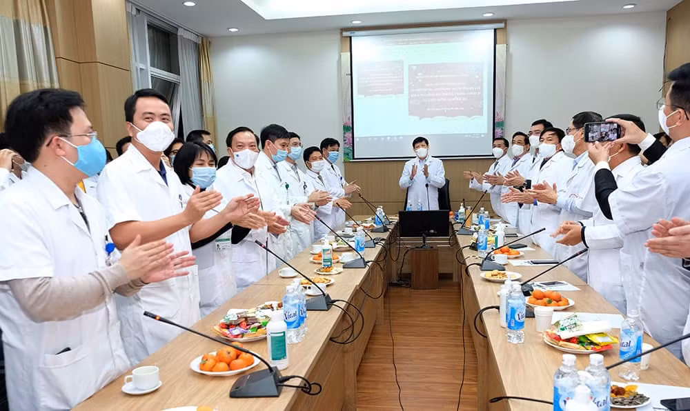 Xúc động buổi giao thừa trực tuyến của 18 bệnh viện điều trị COVID-19 ảnh 1