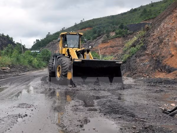Quảng Ninh di dời khẩn 17 hộ dân ra khỏi vùng có nguy cơ sạt lở ảnh 1