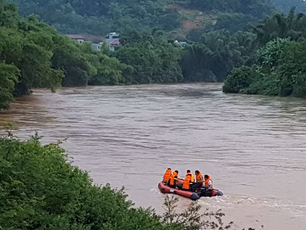 Rủ nhau ra sông chơi, một học sinh bị lũ cuốn mất tích ảnh 1