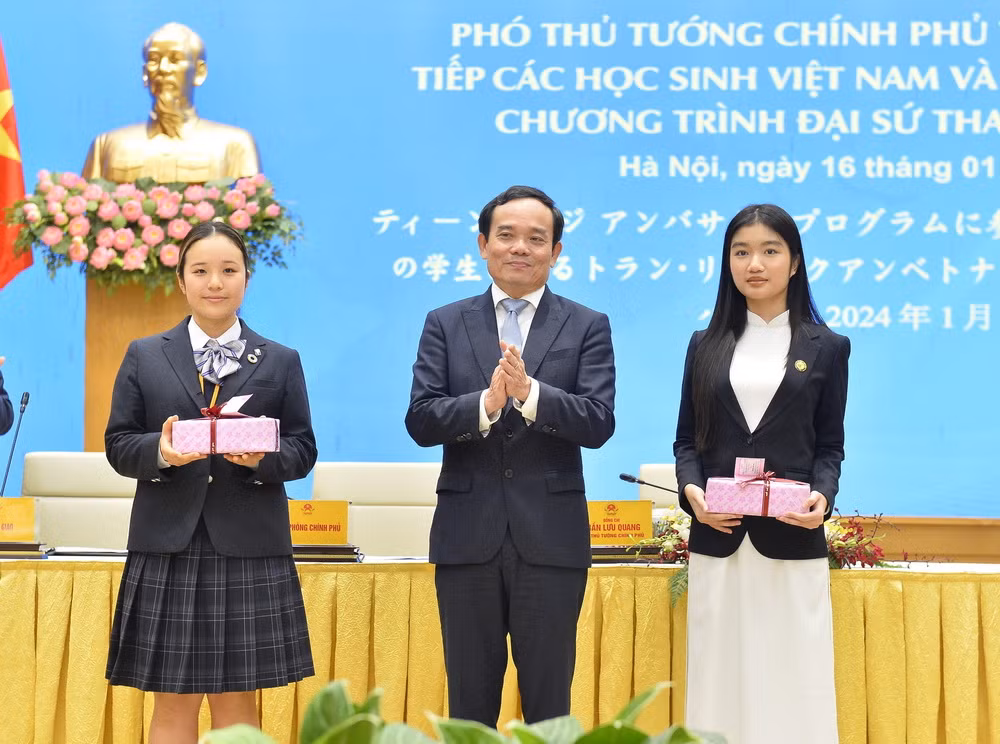 ttxvn-pho-thu-tuong-tran-luu-quang-tiep-cac-hoc-sinh-viet-nam-va-nhat-ban-1-9875.jpg