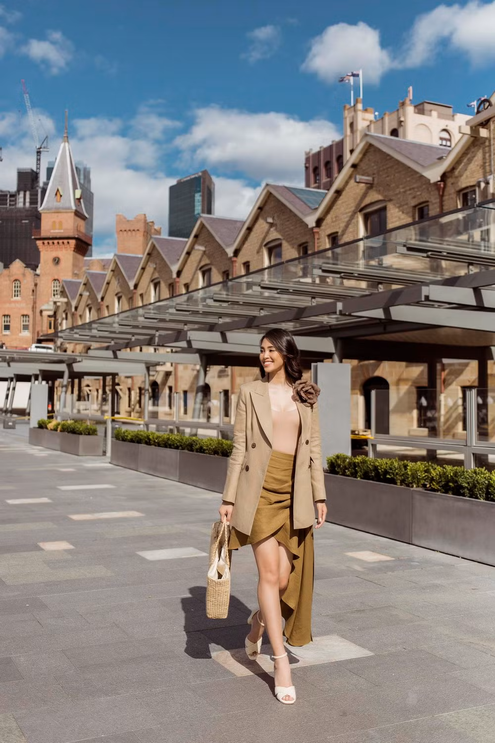 Hai Hoa hậu Mỹ Linh, Tiểu Vy lộng lẫy giữa bầu trời xanh ngắt ở Sydney ảnh 2