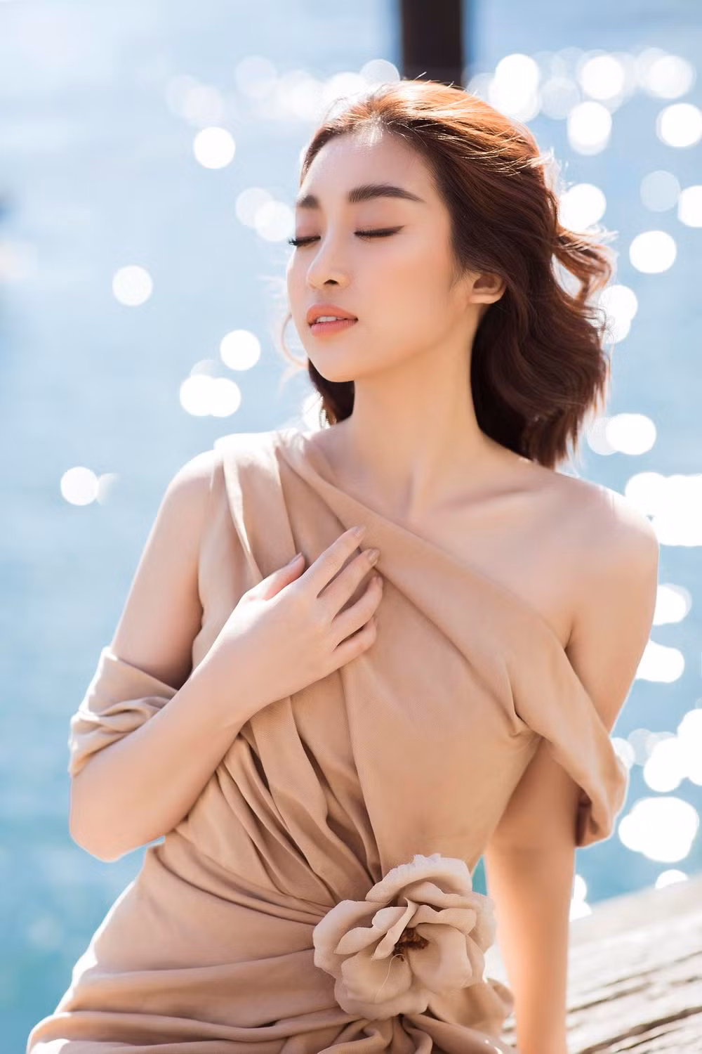 Hai Hoa hậu Mỹ Linh, Tiểu Vy lộng lẫy giữa bầu trời xanh ngắt ở Sydney ảnh 1