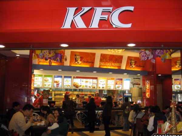 Malaysia cấm lao động nước ngoài làm ngành fast-food ảnh 1