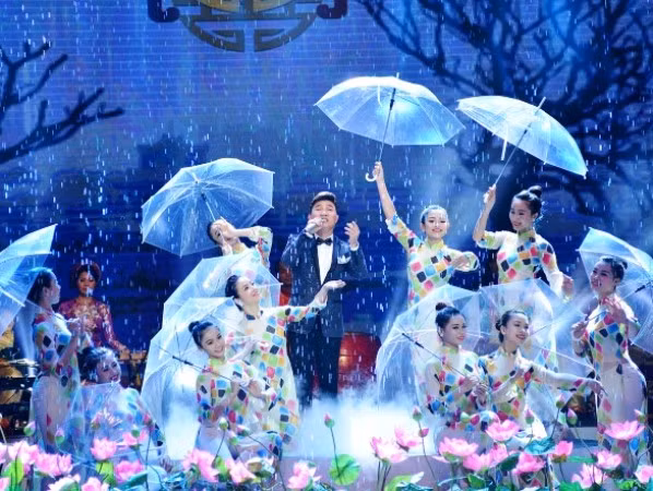 Quang Linh tình tứ với Thành Lê ngoài hậu trường “Mùa Đông xứ Huế” ảnh 5