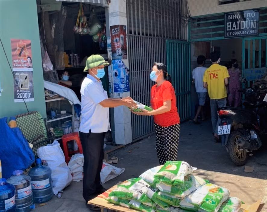 11 phường 'khóa chặt' ở Bình Dương: Bắt đầu phát lương thực cho dân ảnh 3
