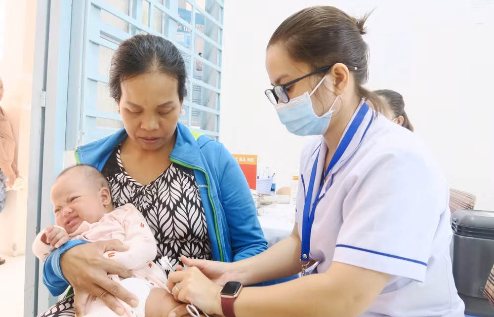 vna-potal-nguoi-dan-thanh-pho-ho-chi-minh-mon-moi-cho-vaccine-tiem-chung-mo-rong-7138763-946.jpg
