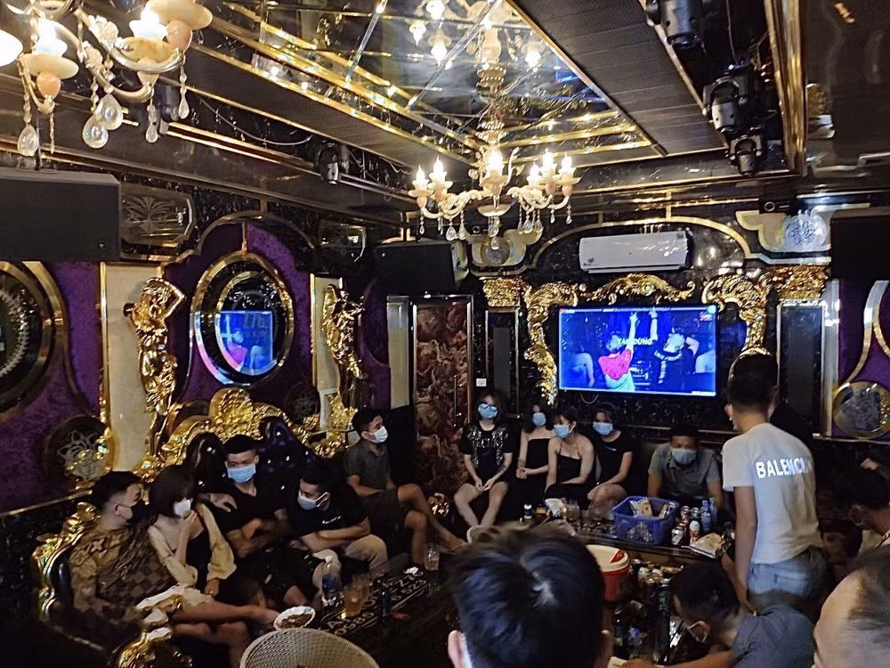 Lào Cai: 20 đối tượng tụ tập hát karaoke bất chấp quy định chống dịch ảnh 1