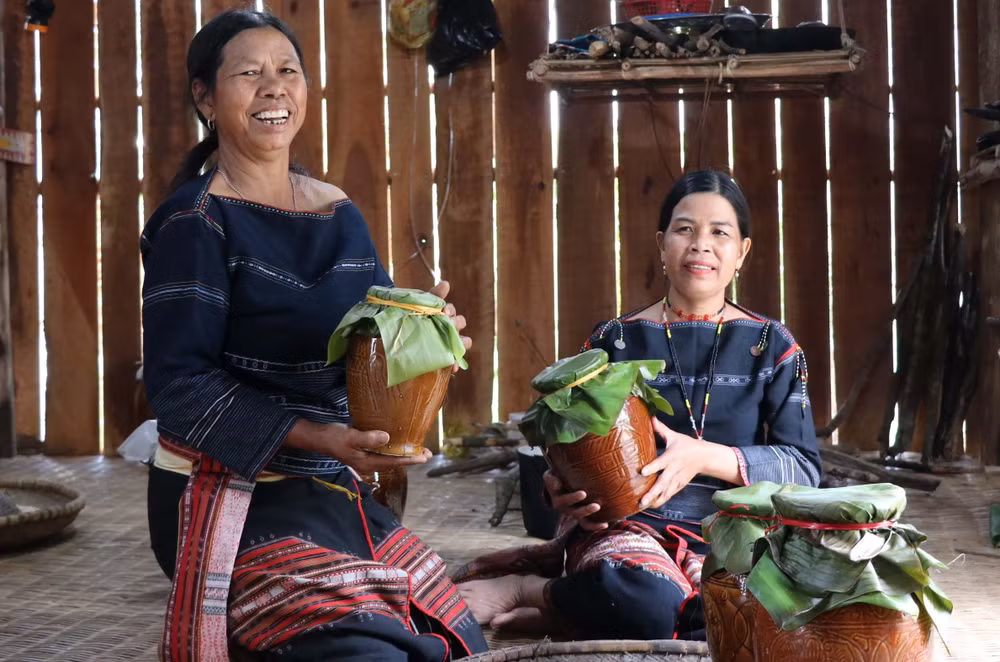 Lên đại ngàn Tây Nguyên, thưởng thức hương nồng rượu cần men lá ảnh 1