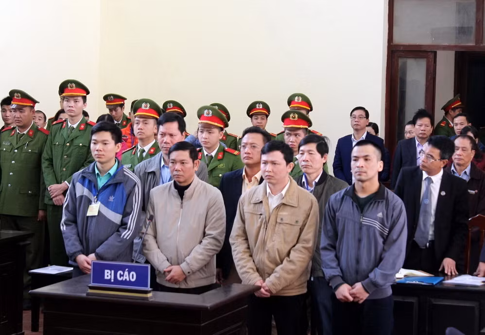 Mở lại phiên tòa xét xử 7 bị cáo trong sự cố chạy thận tại Hòa Bình ảnh 1