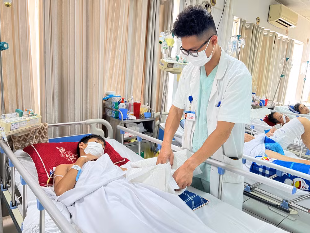 Nối liền bàn tay đứt rời cho cháu bé 13 tuổi bằng kỹ thuật vi phẫu ảnh 1