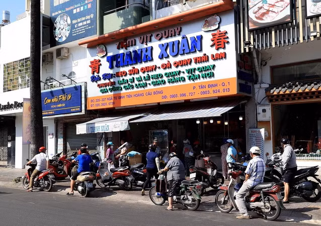 TP.HCM: Kênh bán lẻ đóng cửa, cửa hàng tiện lợi phục vụ xuyên Tết ảnh 2