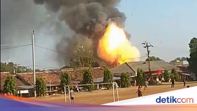 Nổ kho đạn của cảnh sát Indonesia, người dân vội vàng sơ tán ảnh 1