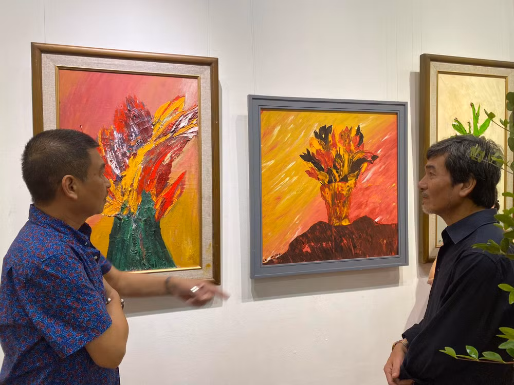 Triển lãm 'Sắc màu': Nhà văn Hữu Ước kể chuyện thế sự bằng tranh ảnh 1