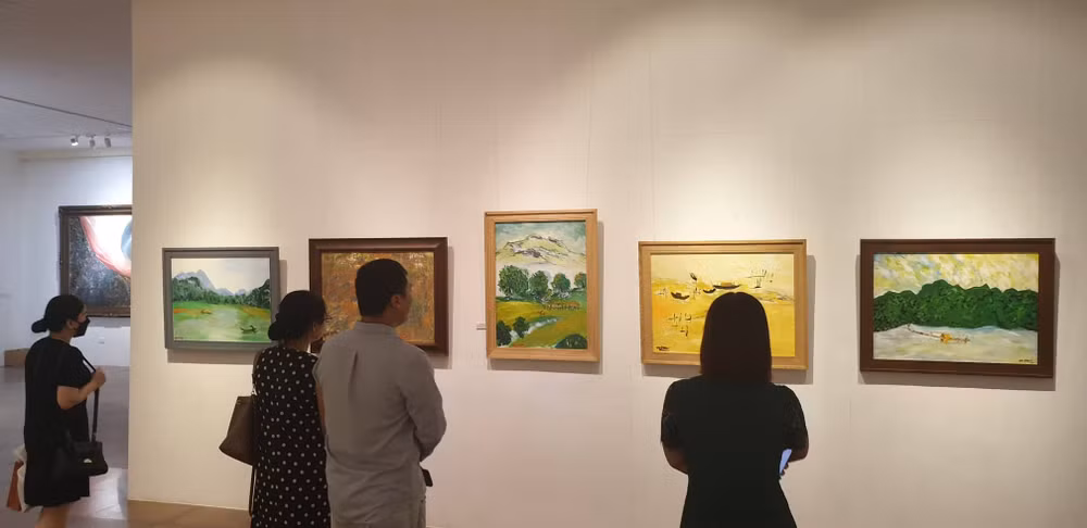 Triển lãm 'Sắc màu': Nhà văn Hữu Ước kể chuyện thế sự bằng tranh ảnh 2