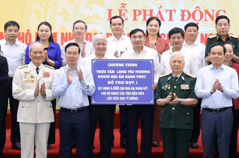 Chủ tịch nước dự lễ phát động ủng hộ làm nhà Đại đoàn kết ở Điện Biên ảnh 1