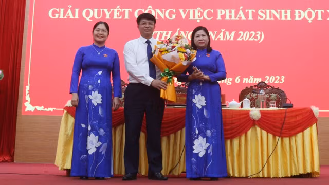 Phê chuẩn bầu, miễn nhiệm Phó Chủ tịch Ủy ban Nhân dân tỉnh Bắc Kạn ảnh 1