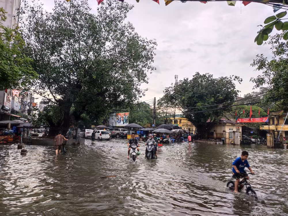 [Photo] Hà Nội: Mưa lớn khiến nhiều tuyến phố ngập thành sông ảnh 6