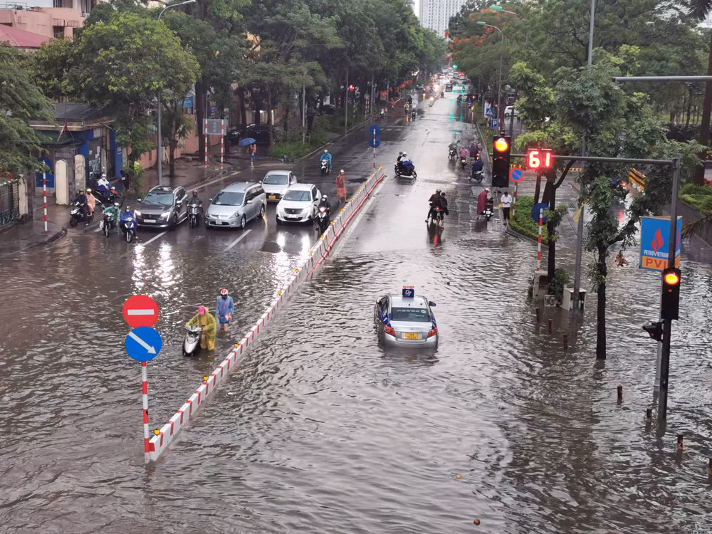 [Photo] Hà Nội: Mưa lớn khiến nhiều tuyến phố ngập thành sông ảnh 11