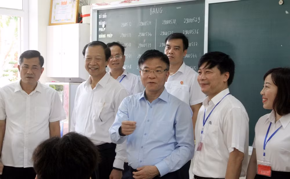pho_thu_tuong_le_thanh_long_kiem_tra_cong_tac_chuan_bi_ky_thi_tot_nghiep_thpt_nam_2024_tai_nghe_an.jpg