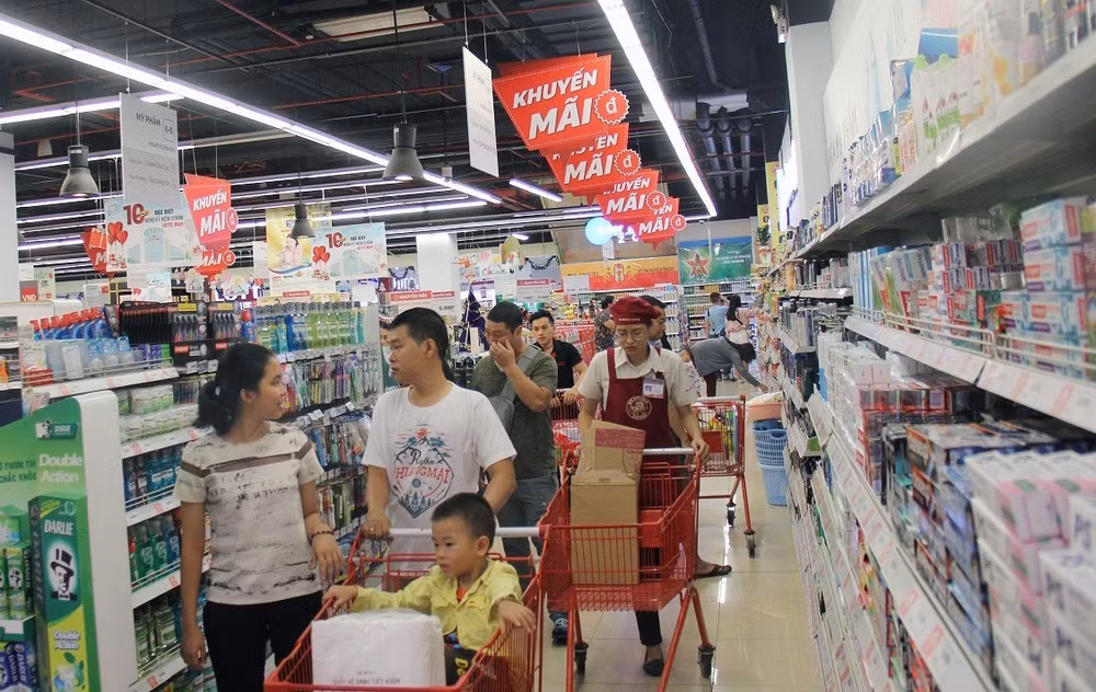 Các siêu thị giảm giá mạnh mừng chiến thắng của đội tuyển Việt Nam ảnh 1