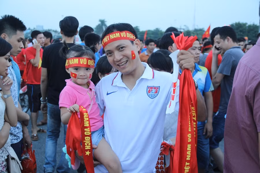 [Photo] "Chảo lửa" Mỹ Đình rực đỏ trong trận chung kết U19 ảnh 10