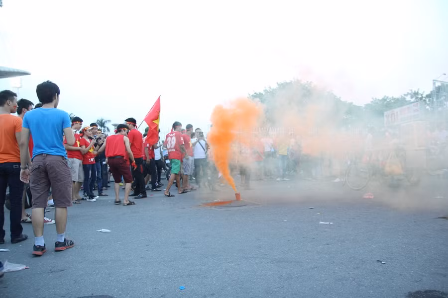 [Photo] "Chảo lửa" Mỹ Đình rực đỏ trong trận chung kết U19 ảnh 7