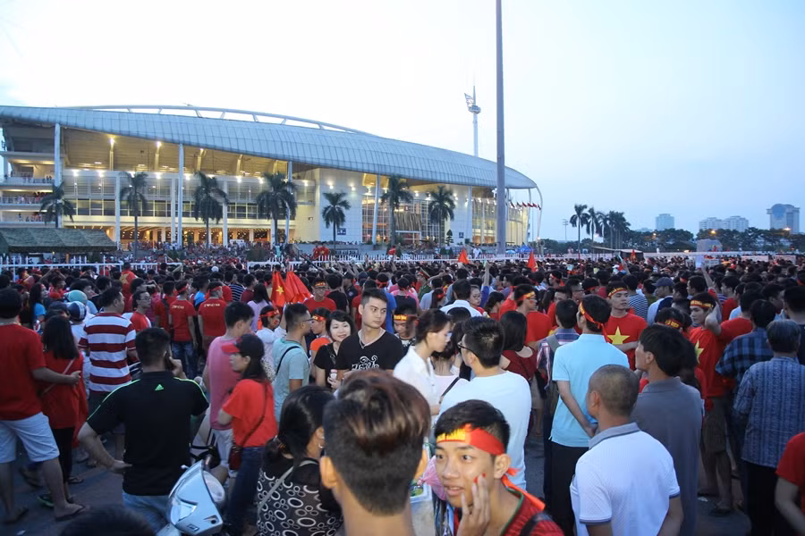 [Photo] "Chảo lửa" Mỹ Đình rực đỏ trong trận chung kết U19 ảnh 1