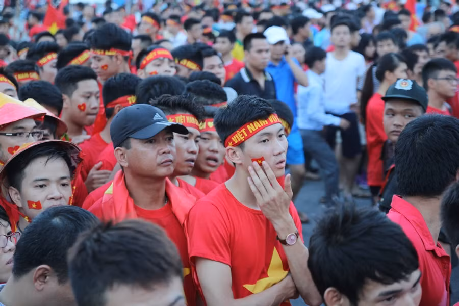 [Photo] "Chảo lửa" Mỹ Đình rực đỏ trong trận chung kết U19 ảnh 2