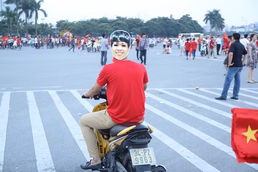 [Photo] "Chảo lửa" Mỹ Đình rực đỏ trong trận chung kết U19 ảnh 8