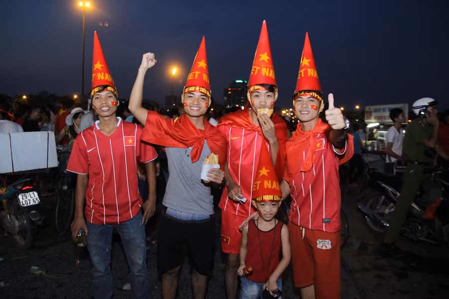 [Photo] "Chảo lửa" Mỹ Đình rực đỏ trong trận chung kết U19 ảnh 14