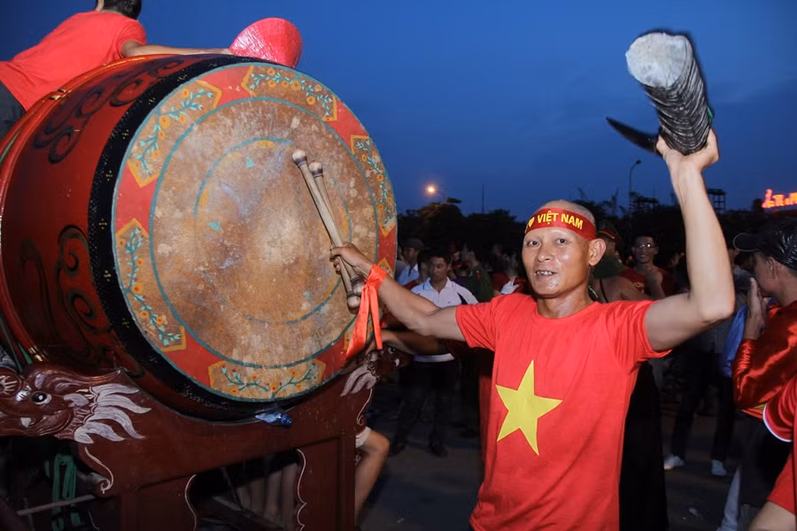 [Photo] "Chảo lửa" Mỹ Đình rực đỏ trong trận chung kết U19 ảnh 17