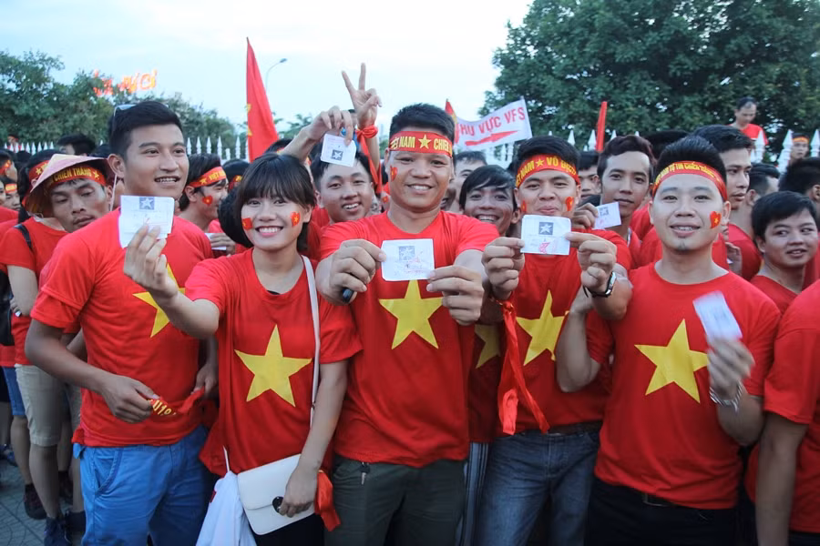 [Photo] "Chảo lửa" Mỹ Đình rực đỏ trong trận chung kết U19 ảnh 6