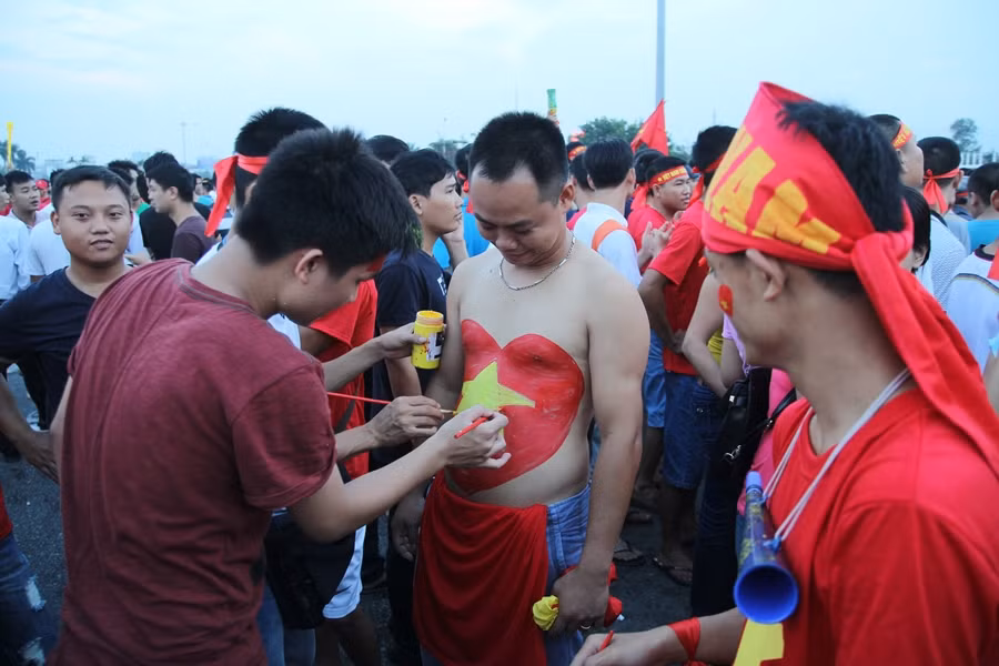 [Photo] "Chảo lửa" Mỹ Đình rực đỏ trong trận chung kết U19 ảnh 9