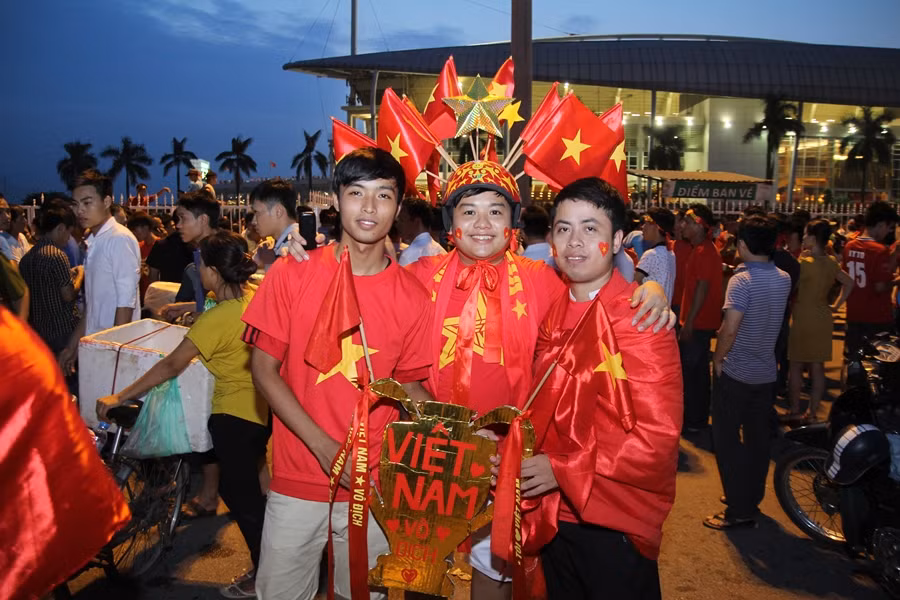 [Photo] "Chảo lửa" Mỹ Đình rực đỏ trong trận chung kết U19 ảnh 13