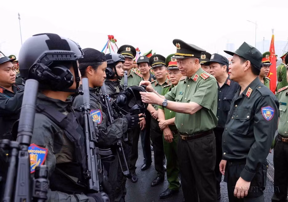 ttxvn_canh sat co dong3.jpg