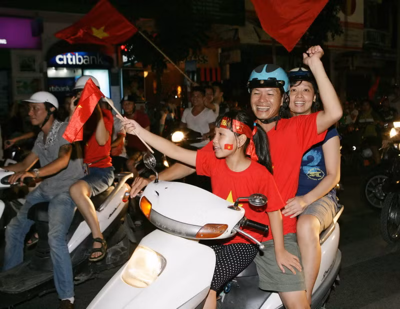 [Photo] Người dân "mở hội" mừng chiến thắng của U19 Việt Nam ảnh 1