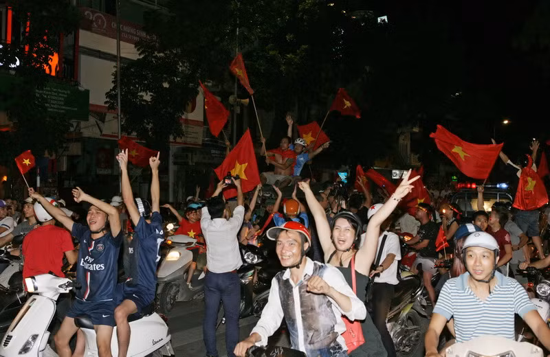 [Photo] Người dân "mở hội" mừng chiến thắng của U19 Việt Nam ảnh 2