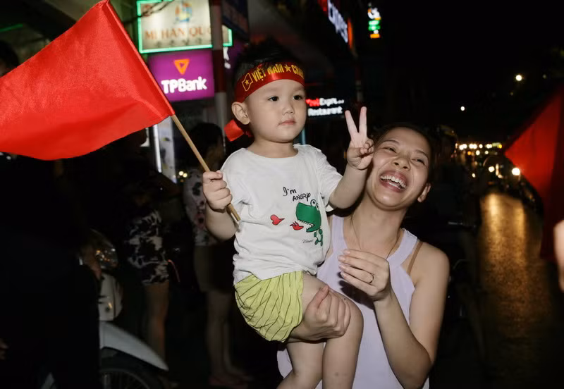 [Photo] Người dân "mở hội" mừng chiến thắng của U19 Việt Nam ảnh 6