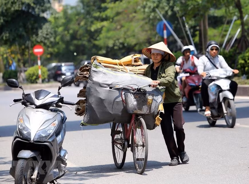Nắng nóng gay gắt ở Bắc và Trung Bộ, có nơi trên 40 độ C ảnh 1