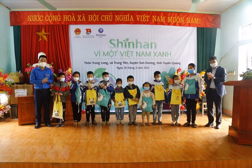 Tuyên Quang: Đoàn Thanh niên TTXVN trồng cây xanh tại xã Trung Yên ảnh 2