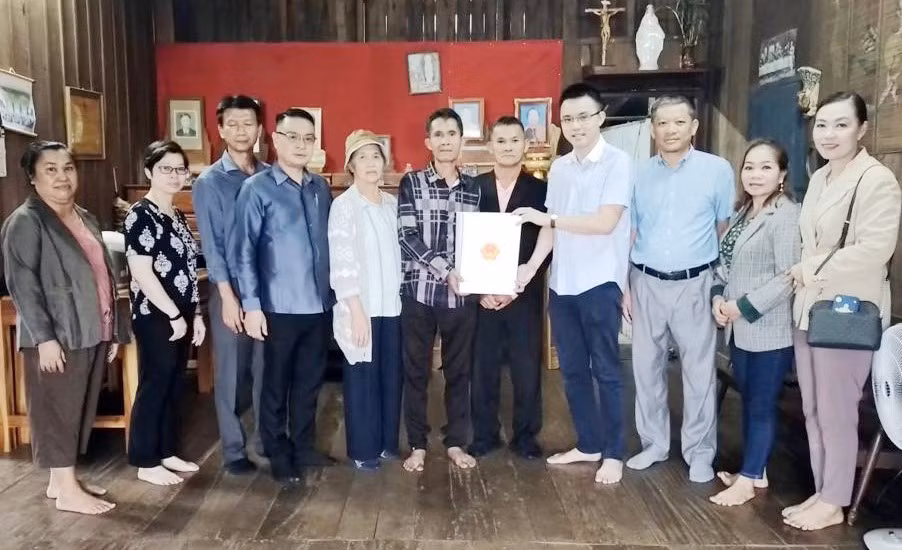 Lào: Thăm hỏi các gia đình thương binh, liệt sỹ trên địa bàn Champasak ảnh 1