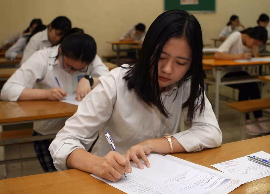 Hà Nội điều tra việc đưa đề thi ra ngoài của giám thị Nông Hoàng Phúc ảnh 1