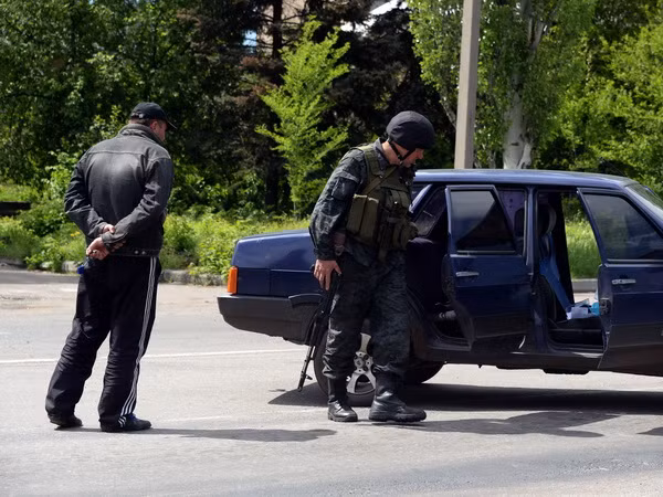 Quân đội Ukraine bắn pháo gây thương vong ở Slavyansk ảnh 1