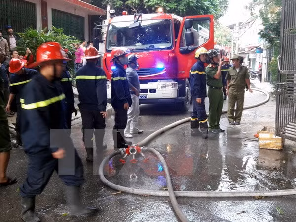 TP.HCM: Bất mãn với dịch vụ, khách trọ đổ xăng đốt khách sạn ảnh 1