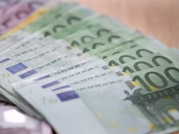 ECB sẵn sàng nới lỏng chính sách tiền tệ để ngăn sự trì trệ ảnh 1