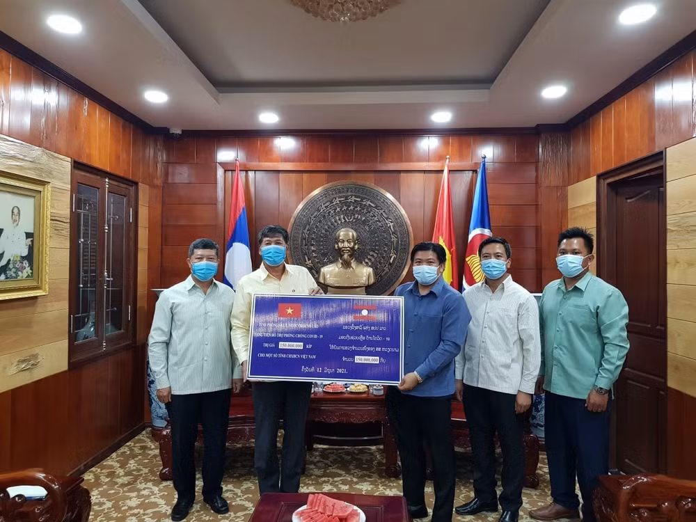 Các tỉnh của Lào hỗ trợ địa phương Việt Nam phòng chống dịch COVID-19 ảnh 1
