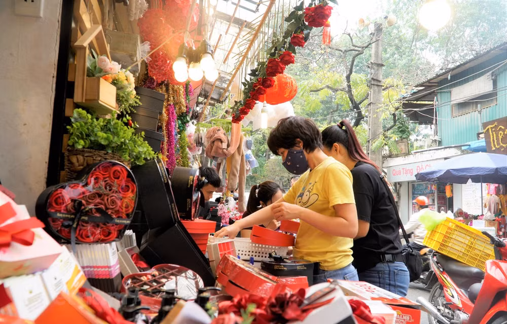 Cả người bán người mua không mặn mà, thị trường Valentine trầm lắng ảnh 1